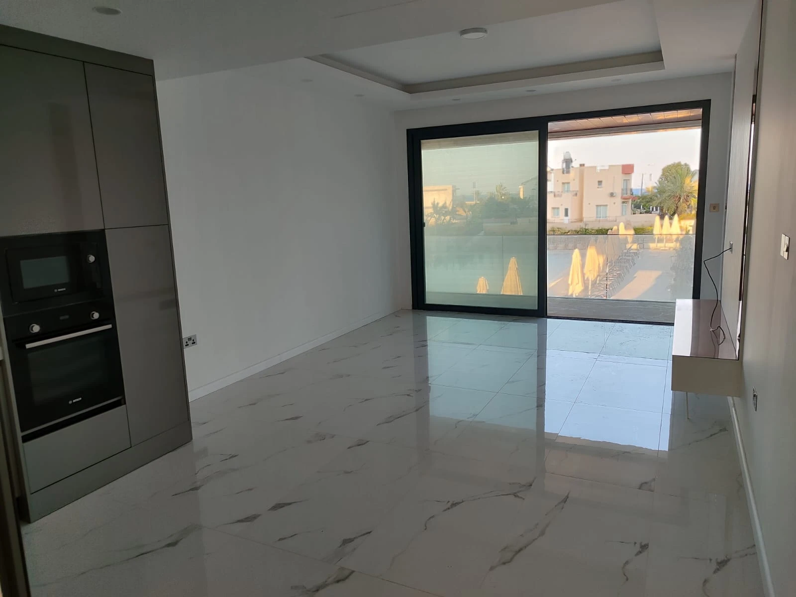 İSKELE PANORAMA REZİDANS'TA HAVUZ MANZARALI 2+1 SATILIK DAİRE — Satılık in İskele, Long Beach